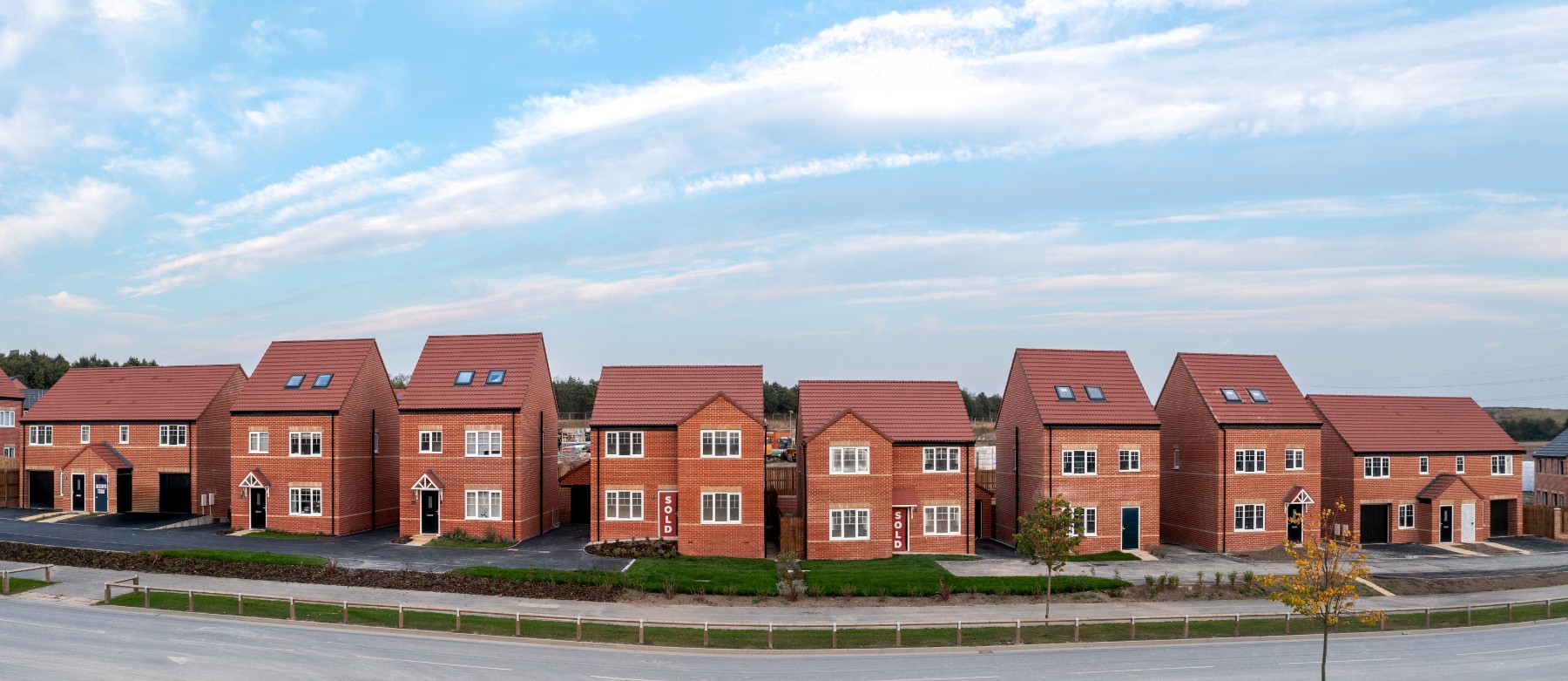 panorama-of-a-row-of-new-build-homes-with-sold-sig-2025-01-10-03-17-33-utc